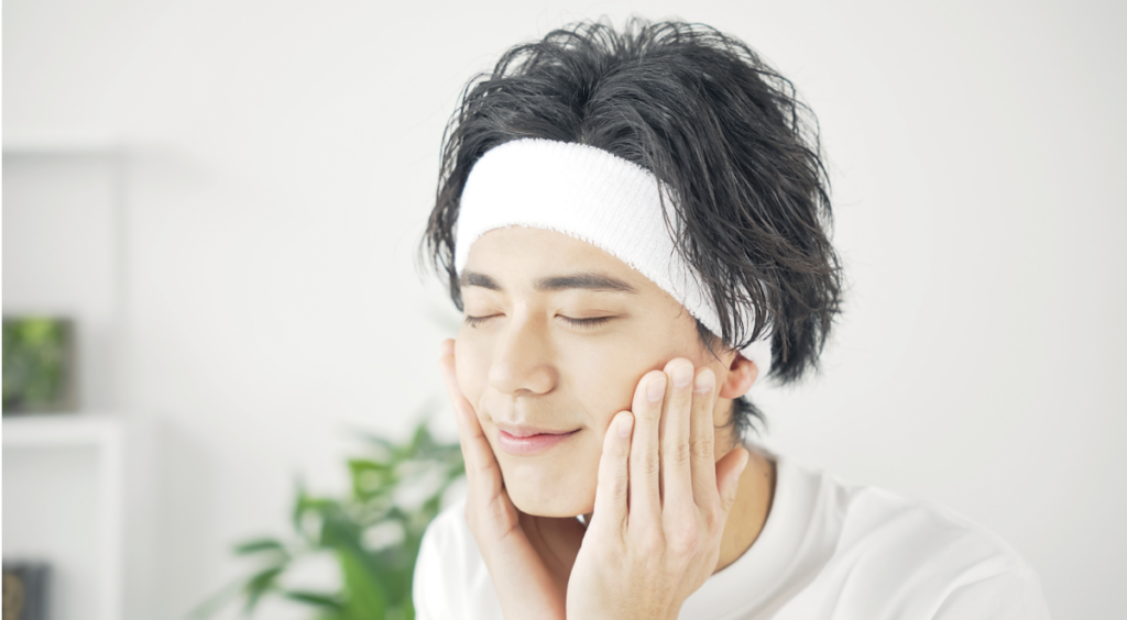 脂漏性皮膚炎のスキンケアをする男性