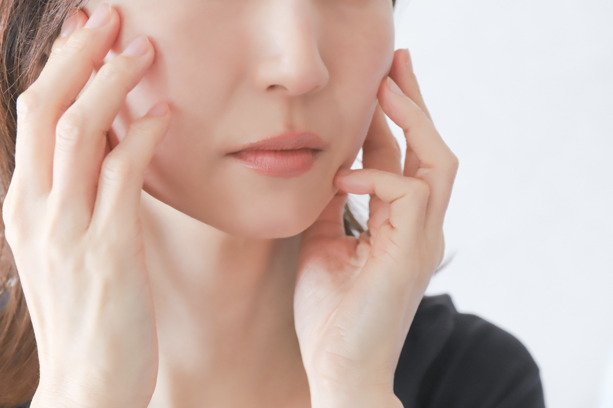 脂漏性皮膚炎のスキンケアをする女性