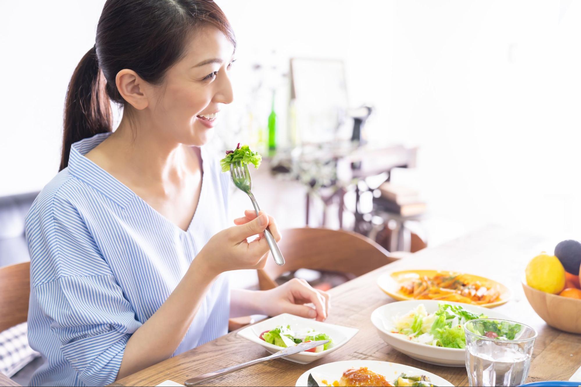 食事に気を付けながら食べる女性